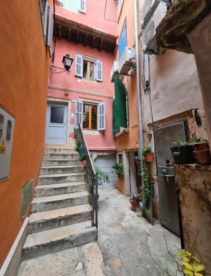 Apartment City Walls In Old Town Of Rovinj Exterior photo